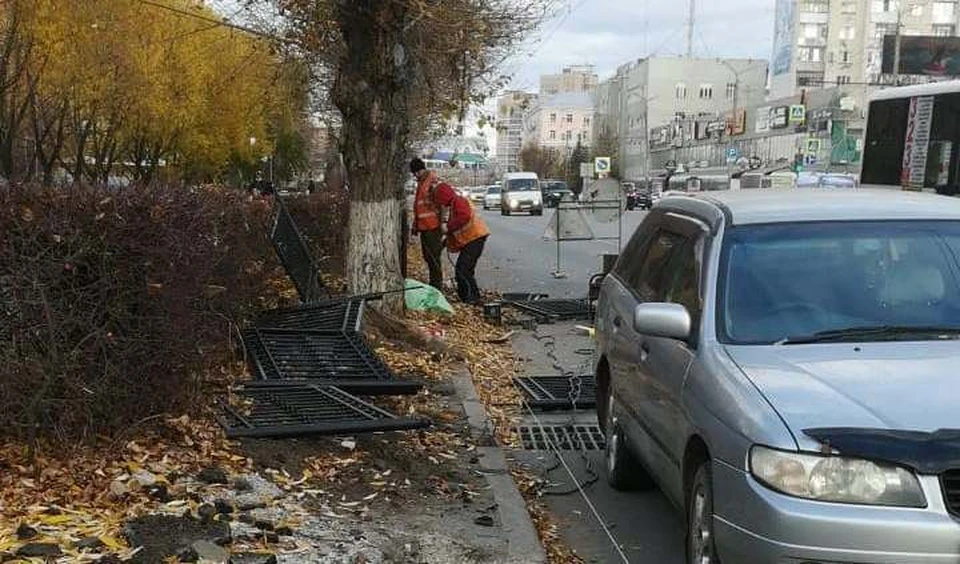 Рабочие уже установили ограждения.