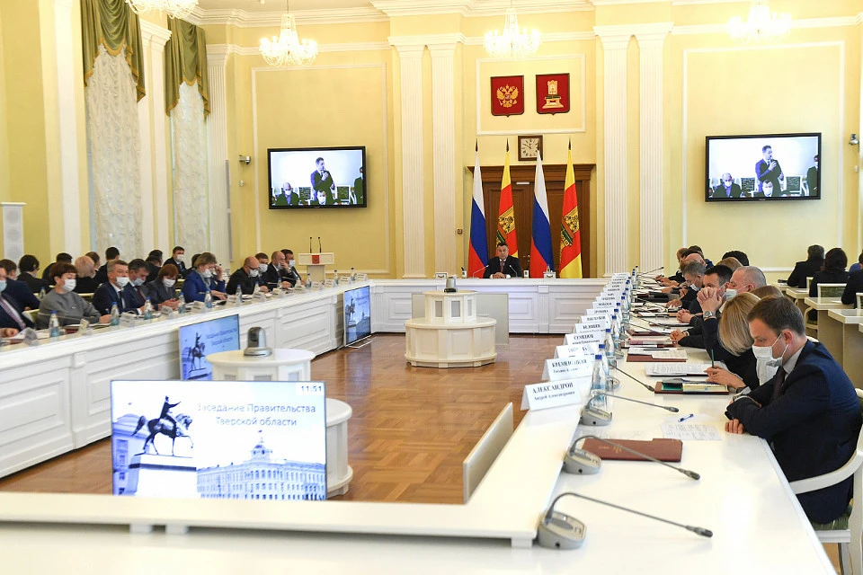 На заседании в большом зале правительства.