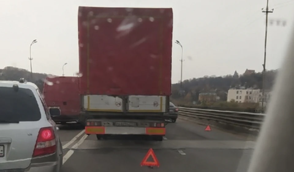 В Смоленске ДТП с фурой и «Ладой» заблокировало движение. Фото: паблик «Drive2 Смоленск» ВКонтакте.