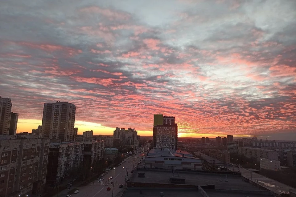 Новосибирцы делятся в соцсетях красочными фотографиями заката.