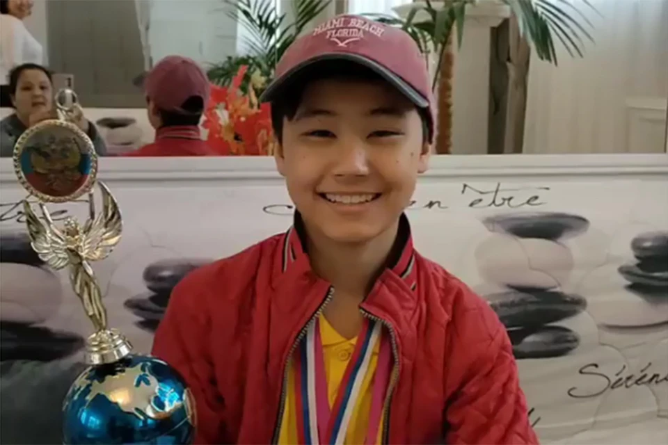 14-летний мальчик из Казахстана победил на международном конкурсе маникюра в Сочи. Фото: кадр из видео в Instagram Арулата Мухаметкали.