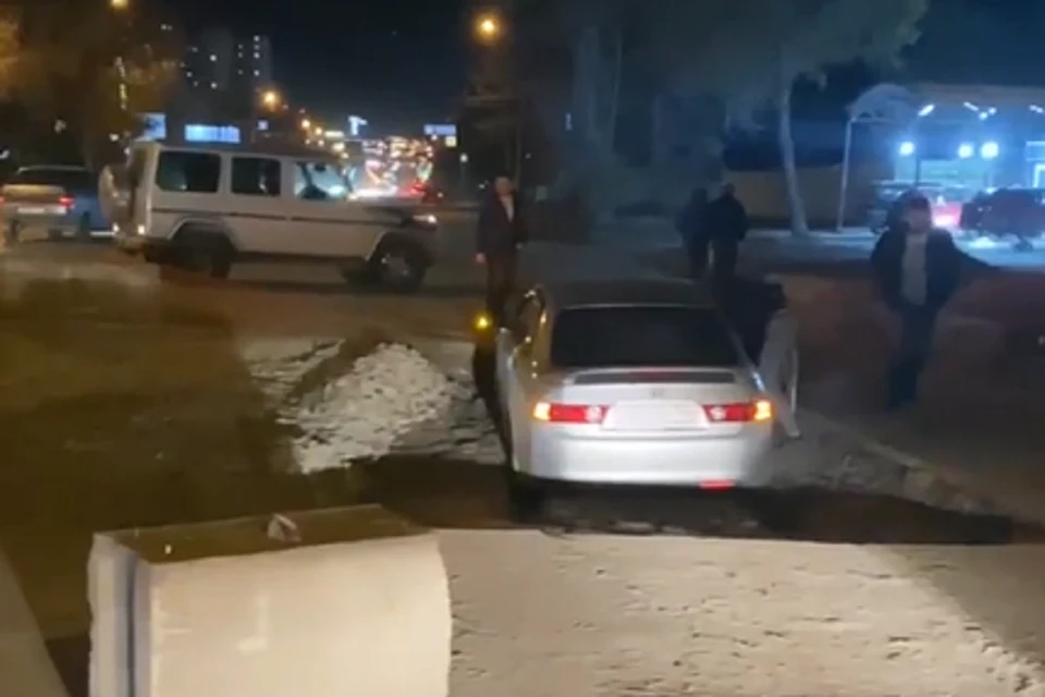 В Новосибирске иномарка провалилась в коммунальную яму. Фото: стоп-кадр.