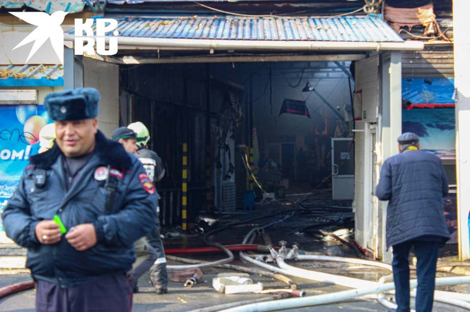 На месте пожара горели 700 квадратов павильонов