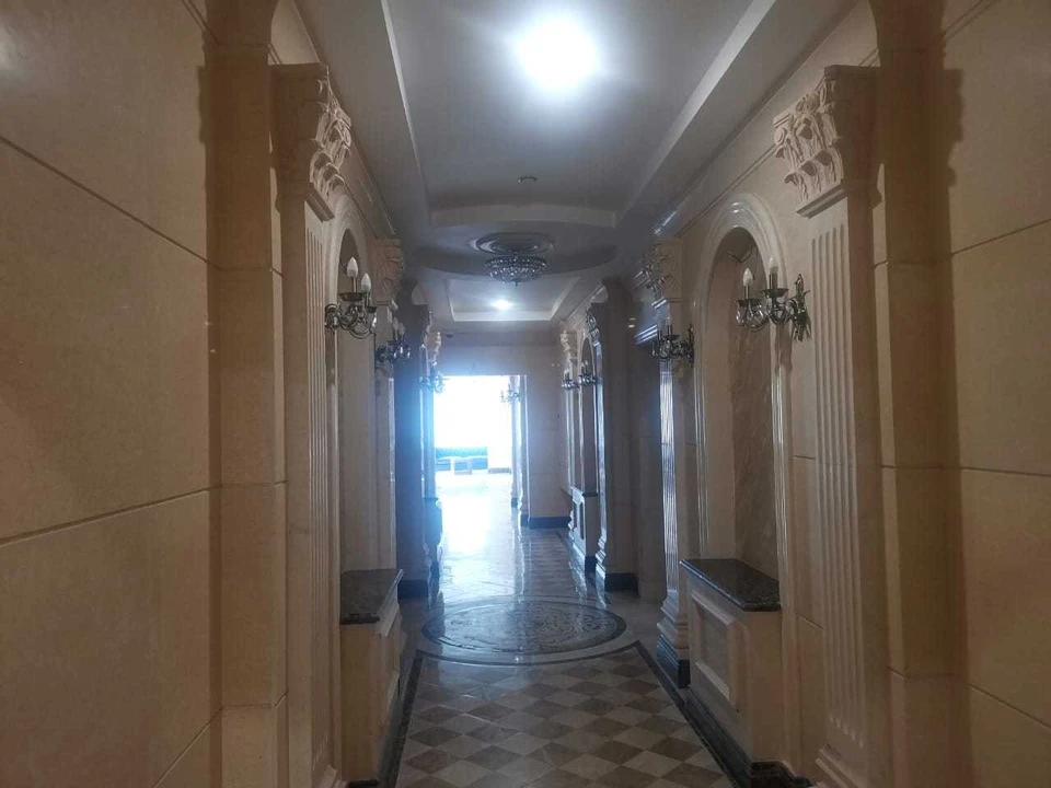 Коридоры апарт-отеля напоминают здания классицизма