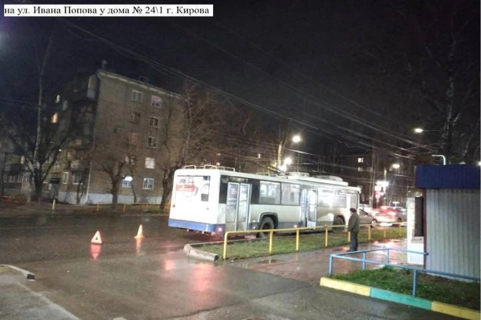Водитель троллейбуса совершил резкое торможение для того, чтобы избежать аварии. Фото: vk.com/gibdd43
