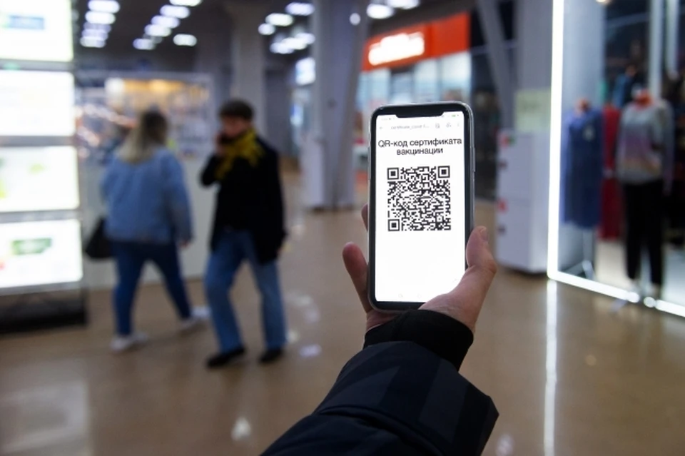 В заведениях и ТЦ должны будут делать замер температуры у посетителей на входе в заведение, проверка наличия масок и перчаток, а также документа о вакцинации или перенесенном заболевании не позже шести месяцев.