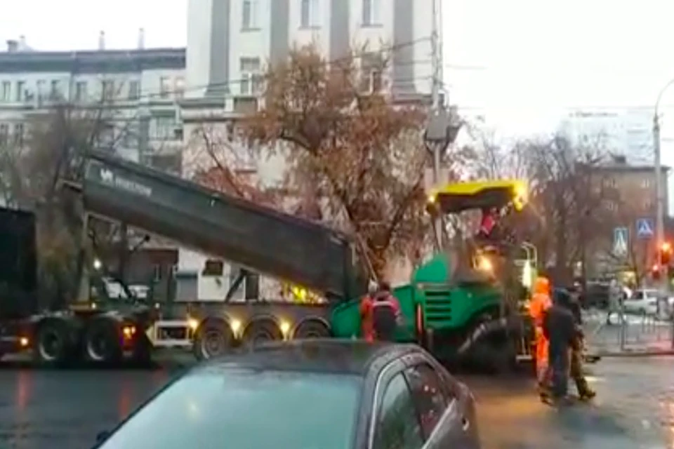 Асфальт кладут на улице Ленина. Фото: стоп-кадр с видео