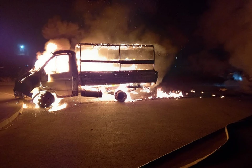 Один из автомобилей сгорел полностью.
