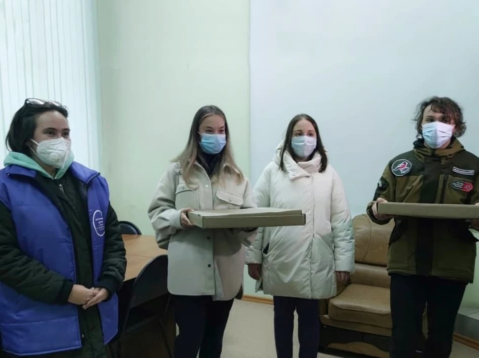 Врачам также передают сладости, цветы и открытки с добрыми словами Фото: @onfvpriamure28