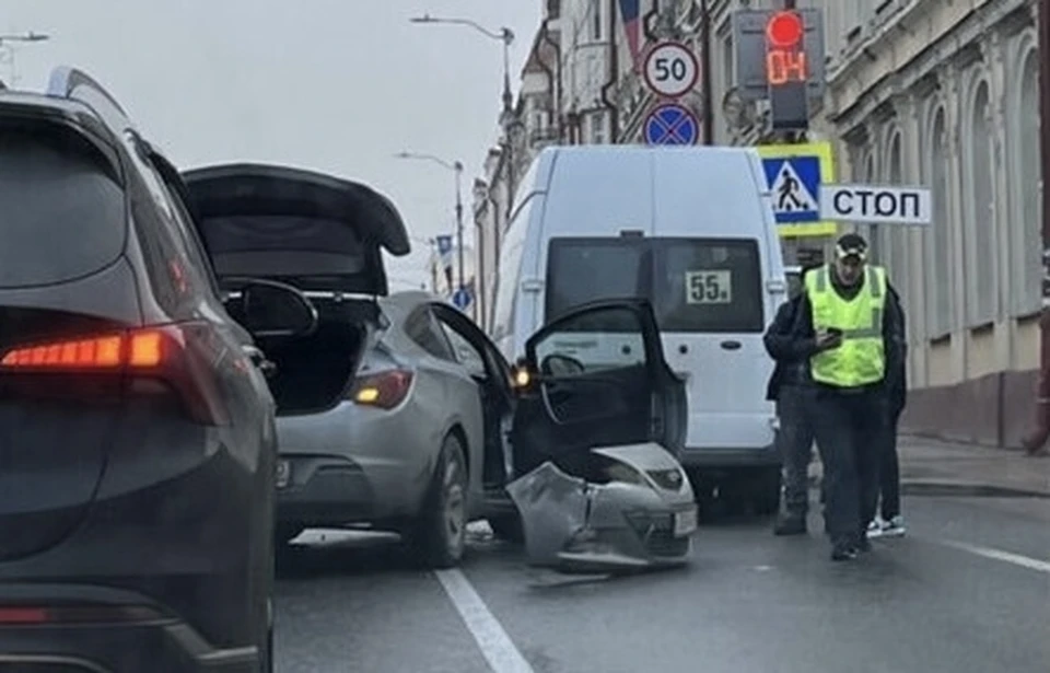 В Смоленске Opel Astra столкнулся с маршруткой на Большой Советской. Фото: «Автоподмога_67» в соцсетях.