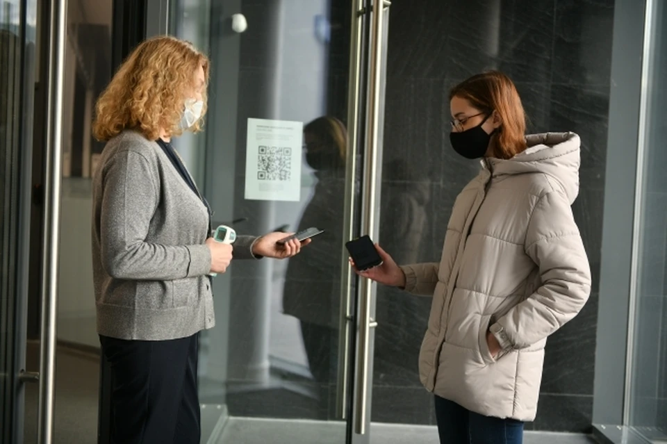 Контролеру предстоит не просто проверять QR-код на входе, нужно уметь отличать поддельные документы от настоящих.