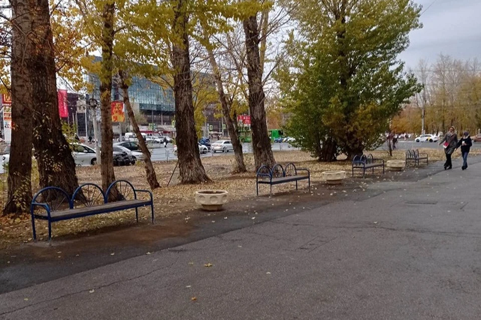 Власти установили скамейки и клумбы, но торговцы все-равно нашли место для киосков. Фото: администрация Курчатовского района.