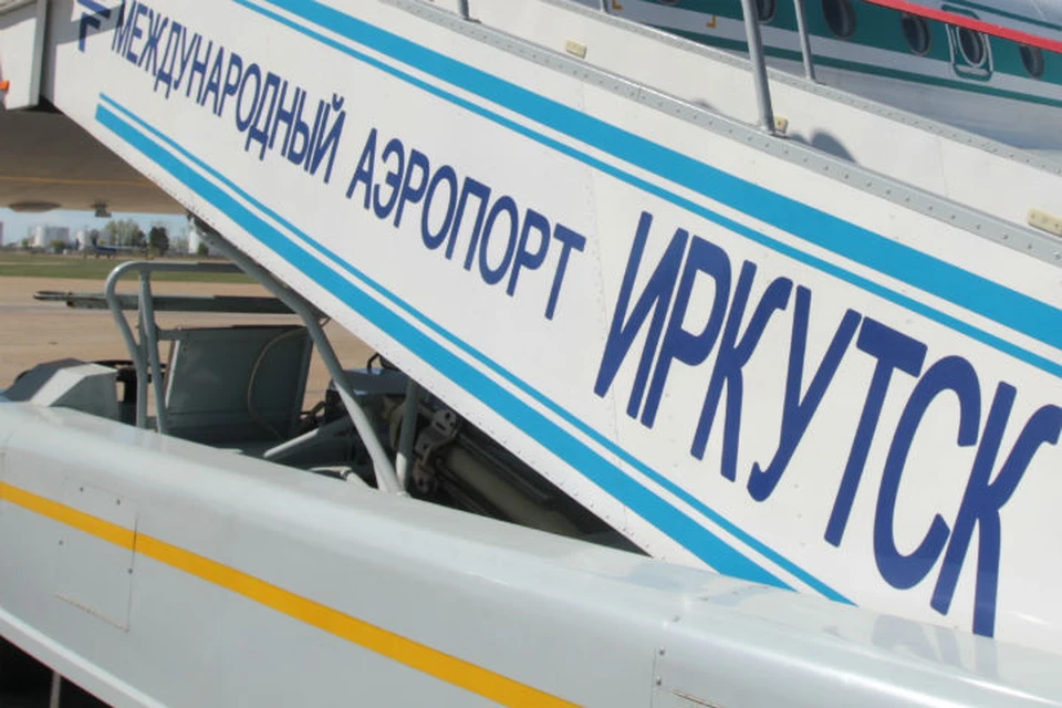 Самолет L-410 аварийно приземлился в аэропорту Иркутска из-за неубранного шасси