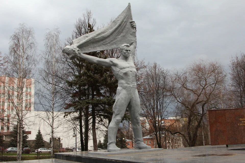 Памятник Неизвестному Солдату покрасили неизвестные. Фото: Лада Иванова