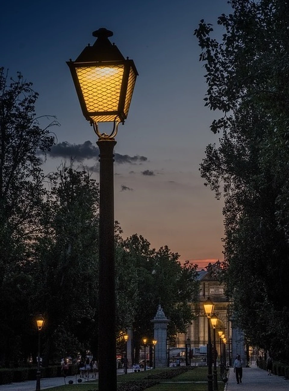 Фонарь уличный на столб городской фото