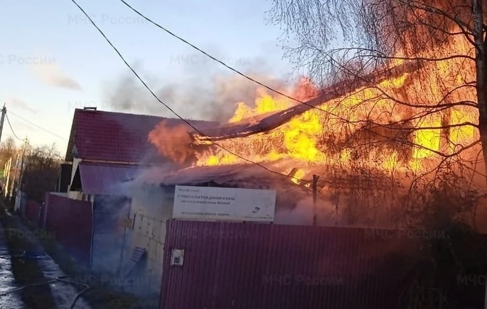 Фото с места происшествия в частном секторе в Боровском районе.