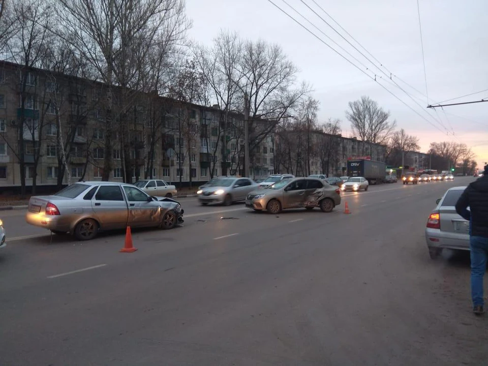 Два авто не поделили дорогу на ул. Астраханской