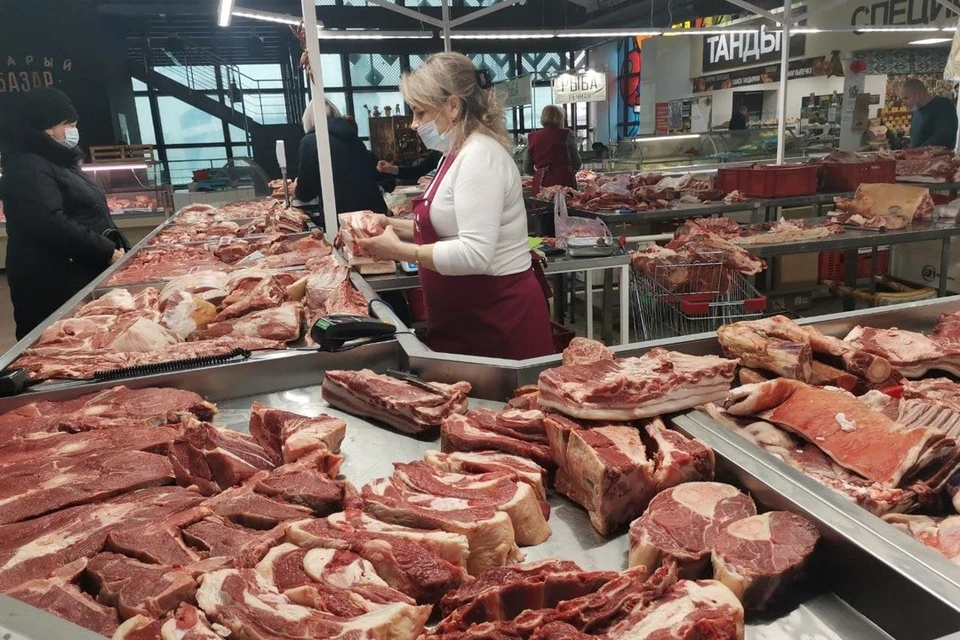 Пока продавцы выставляют на прилавки остатки продукции по старым ценам