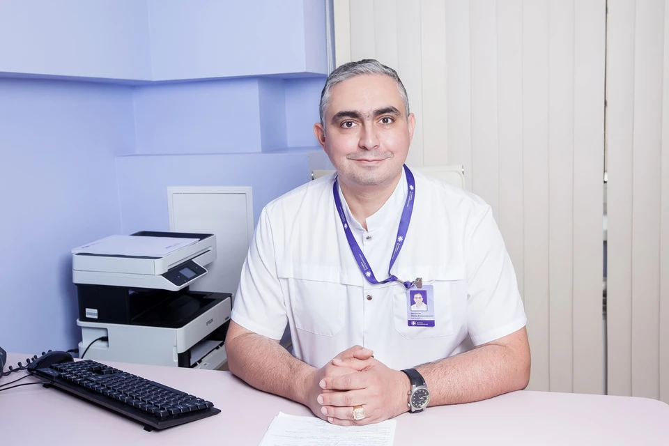 На фото доктор Мисак Владимирович Мисакьян, хирург-эндокринолог Клиники Екатерининская, онколог, врач высшей категории.