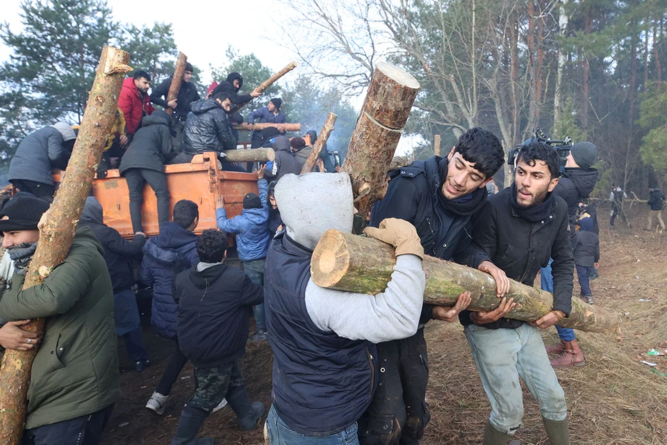 Группа мигрантов прорвалась на территорию Польши 13 ноября.