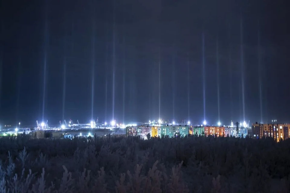 Уникальные световые столбы снял фотограф из заполярной Дудинки. Фото: Денис Гаськов