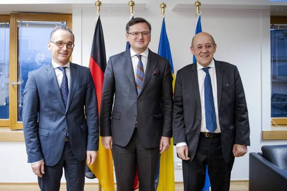 Глава МИД Украины Дмитрий Уцлеба (в центре) на встрече с коллегами из Франции и ФРГ в Брюсселе