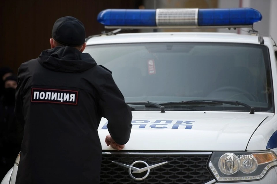 На место, где нашли мужчину, приехали родственники и полицейские