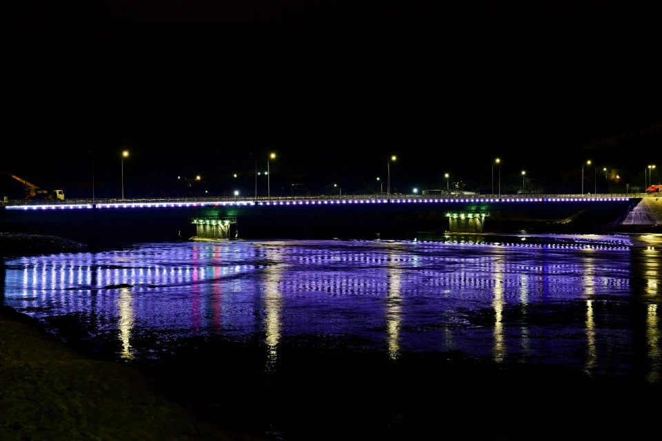 Мост украшен подсветкой.