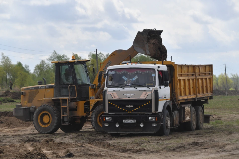 Незаконно добытый песок директор фирмы продавал.
