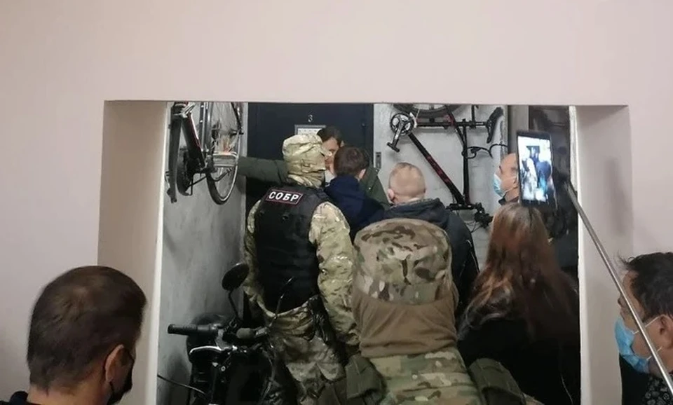 Силовики проводят обыск в квартире депутата. Фото: t.me/torprim