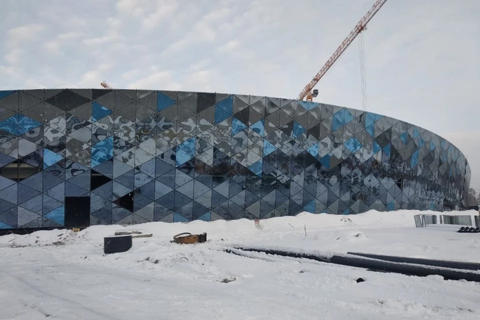 На новой ледовой арене завершили остекление двух малых арен. Фото: Правительство Новосибирской области