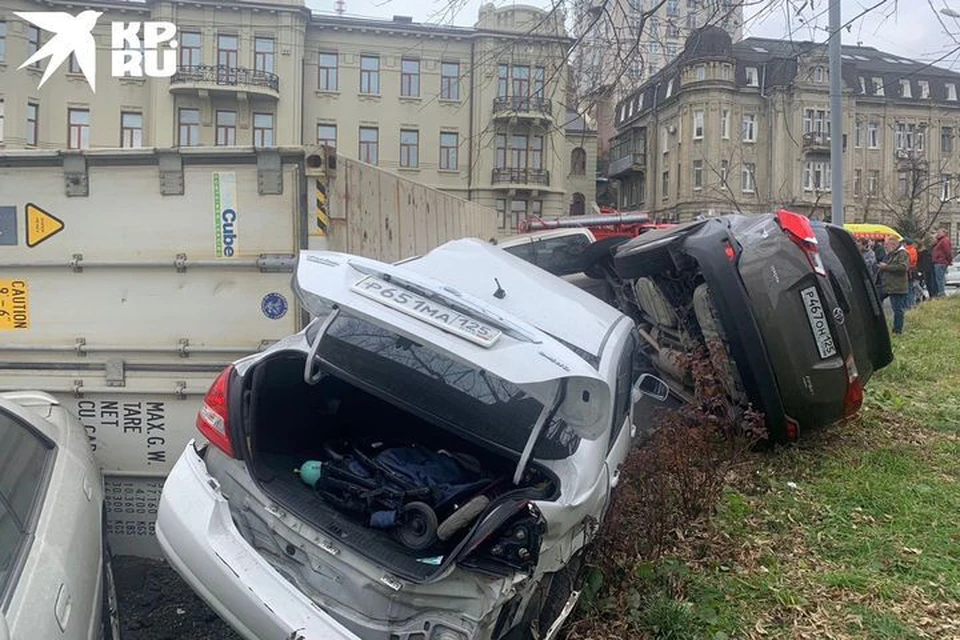 Большегруз посносил припаркованные машины.