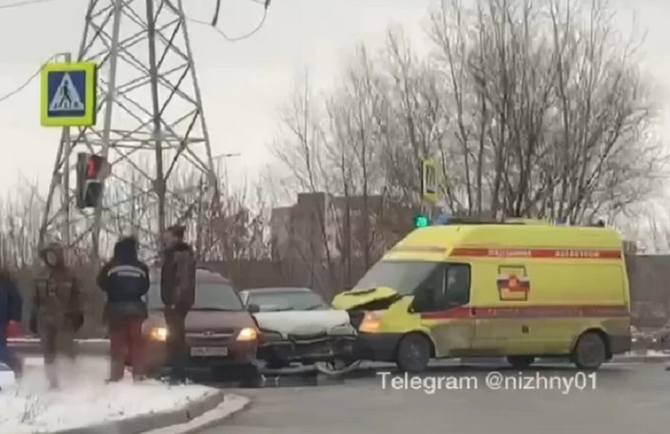 Ехавшая на вызов «Скорая помощь» попала в массовое ДТП на улице Попова. Фото: телеграм-канал "Нижний №1"