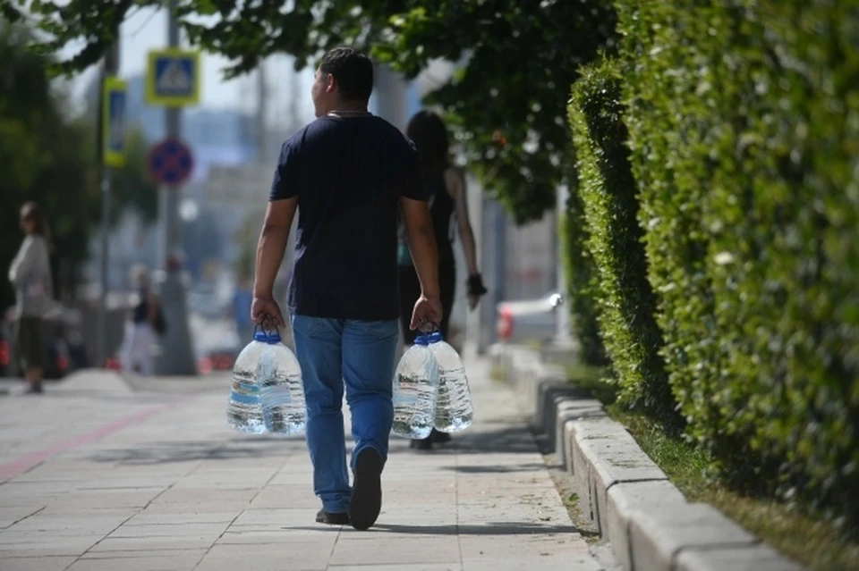 Жителям улиц, которые остались без воды, стоит позаботиться запасах питьевого ресурса