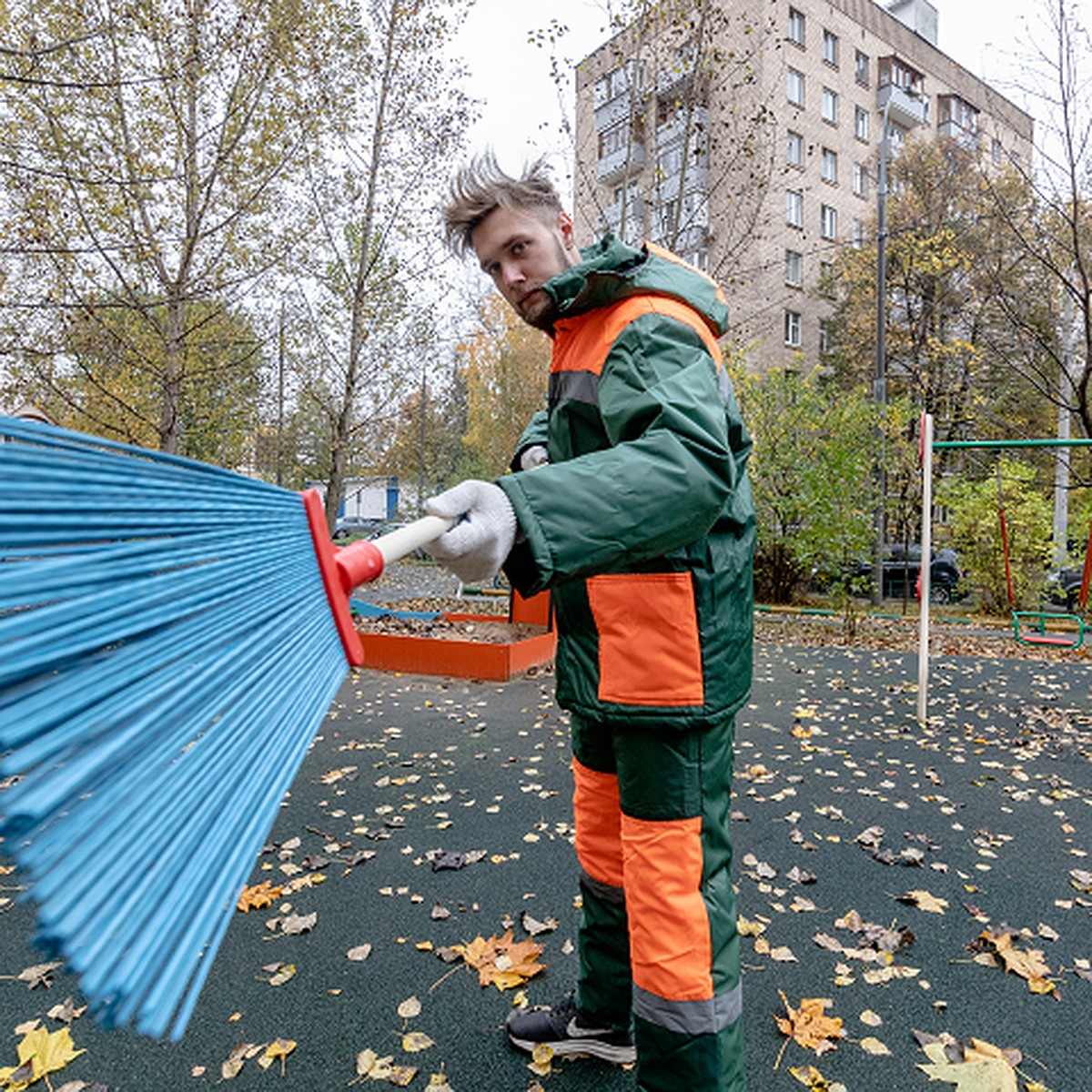 С метлой и лопатой: дворникам в Томской области платят в среднем 23 тысячи  рублей - KP.RU