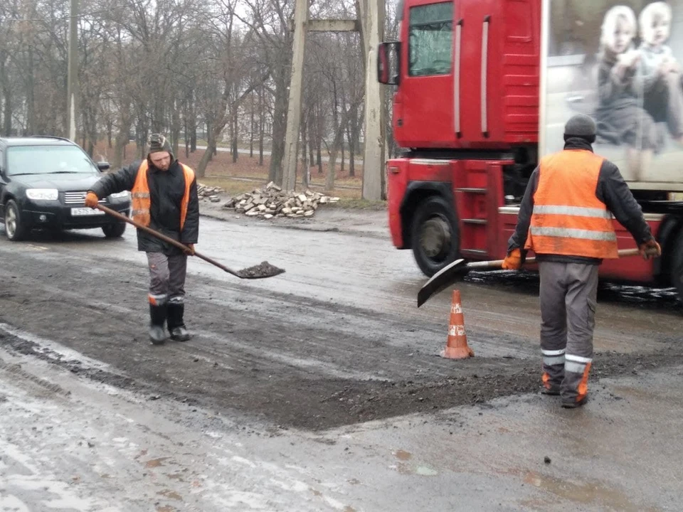 В Ясиноватой ремонтируют дорогу по улице Артема. Фото: t.me/shevchenko_yas