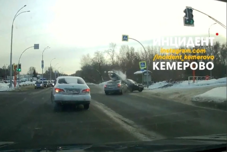 ДТП с пострадавшим случилось около «Сотки» в Кемерове. Фото: ВКонтакте/incident_42.