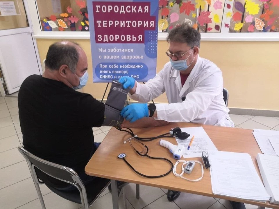 Почти двум тысячам тюменцам волонтеры помогли распечатать QR-код. Фото ИА "Тюменская линия".