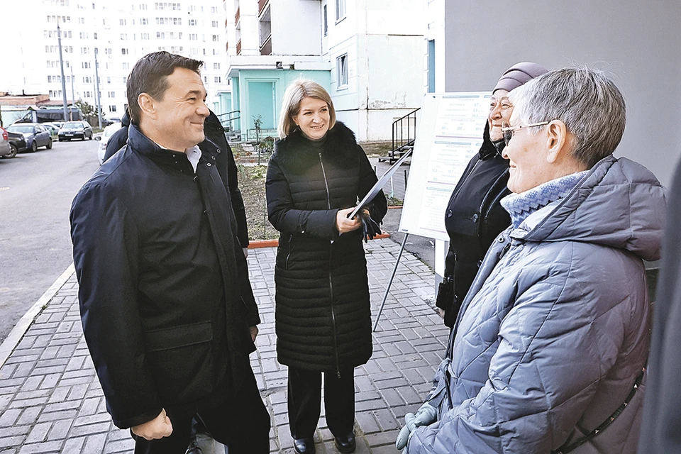 Жители Серпухова рассказали Андрею Воробьёву, как преображается их город. Фото: Антон ЧЕРНОВ