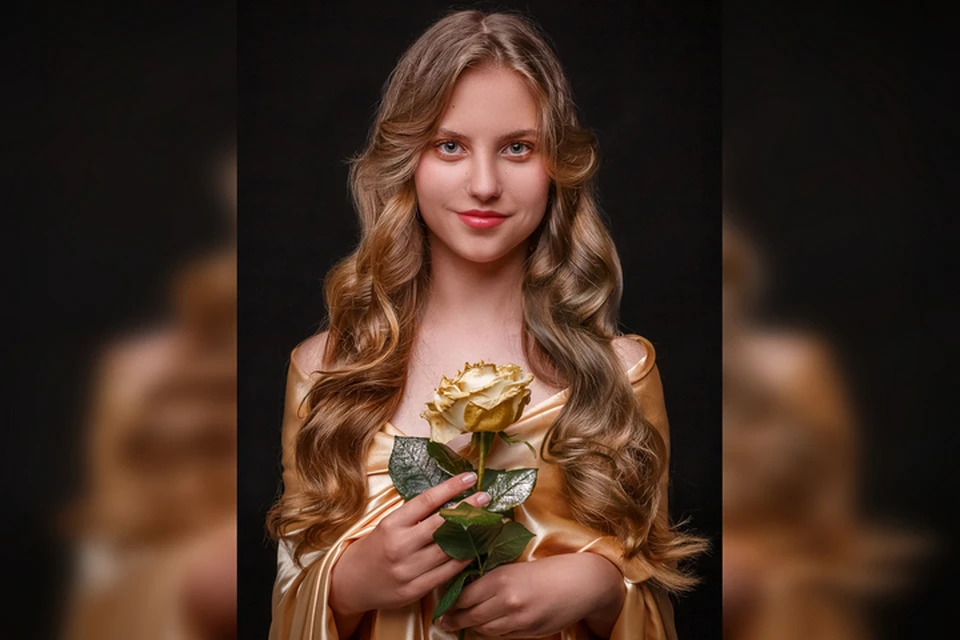Ангелина в золотом платье. Фото: Анна Чайковская