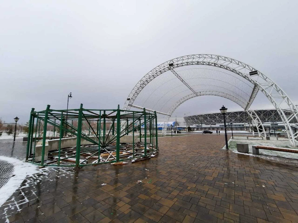 Здесь уже собирают каркас будущей елки. Фото: мэрия Волгограда.