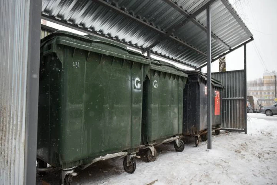 Новые зоны по сбору мусора оборудуют кровлей, твердым основанием и ограждением. Фото: admkirov.ru
