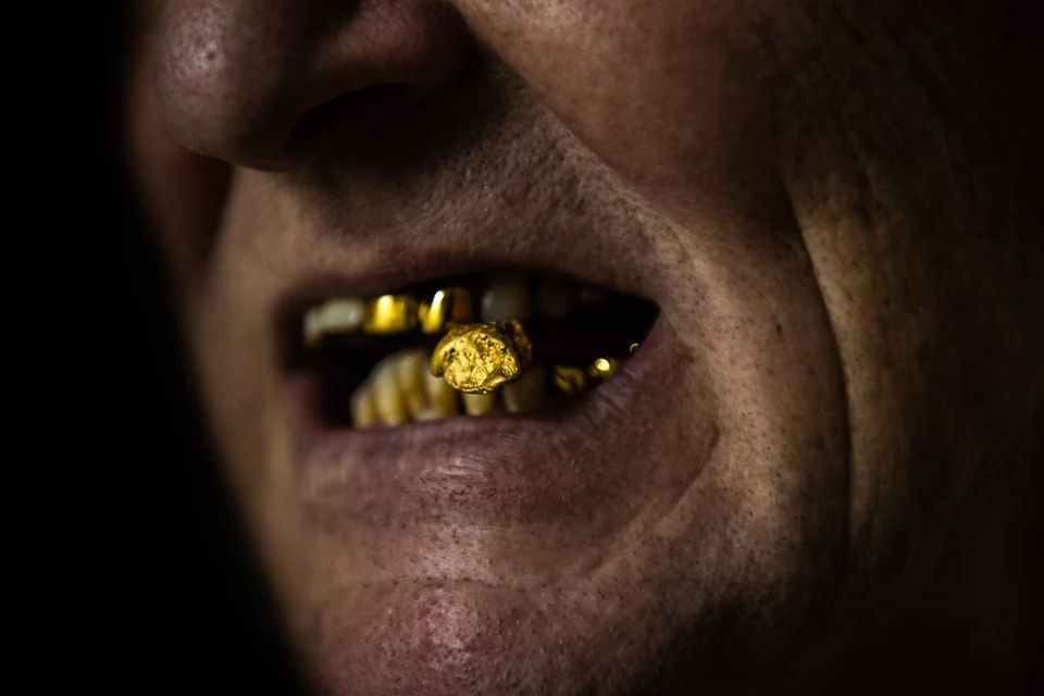 Грабители выбили старушке зубы ради золотых коронок.