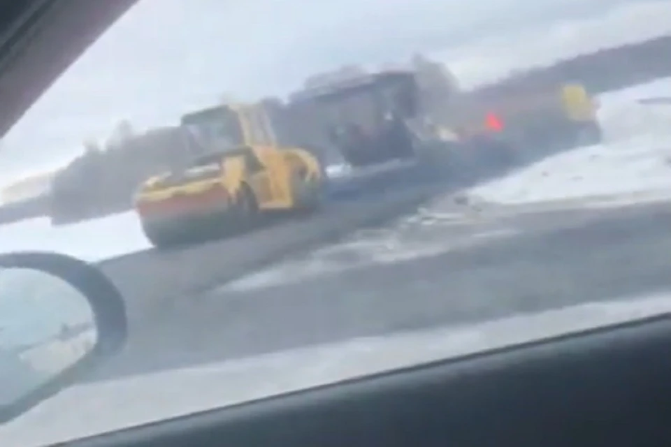Под Новосибирском асфальт укладывали в снег. Фото: стоп-кадр.