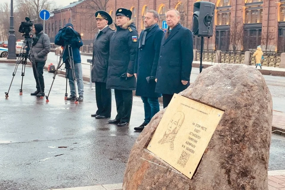 Закладной камень памятника Ушакову установили у новой Голландии. Фото: пресс-служба администрации губернатора СПб