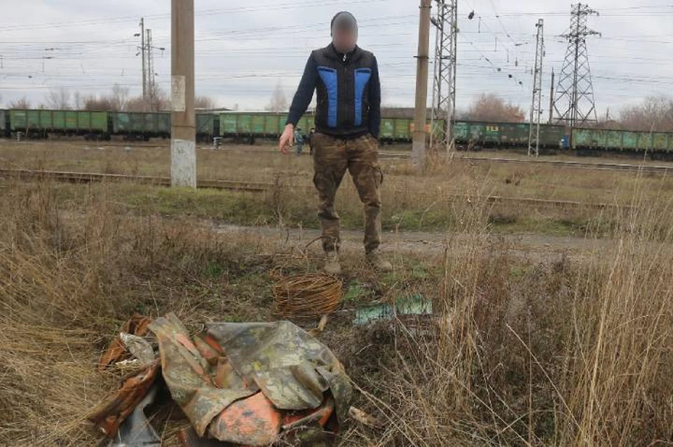 Подозреваемый во время следственного эксперимента показал, как все происходило. Фото: пресс-служба УТ МВД по СКФО