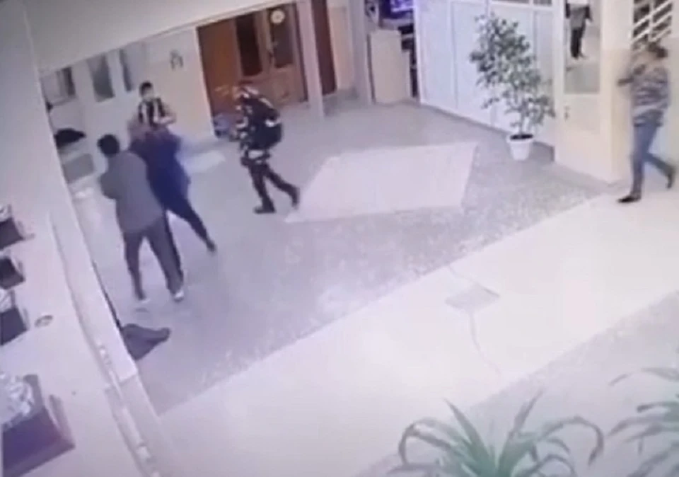 Мужчина вошел в школу и схватил ребенка. Фото: скриншот видео