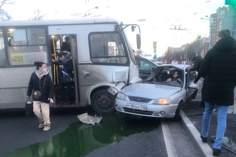 Маршрутка протаранила автомобиль в Петербурге
