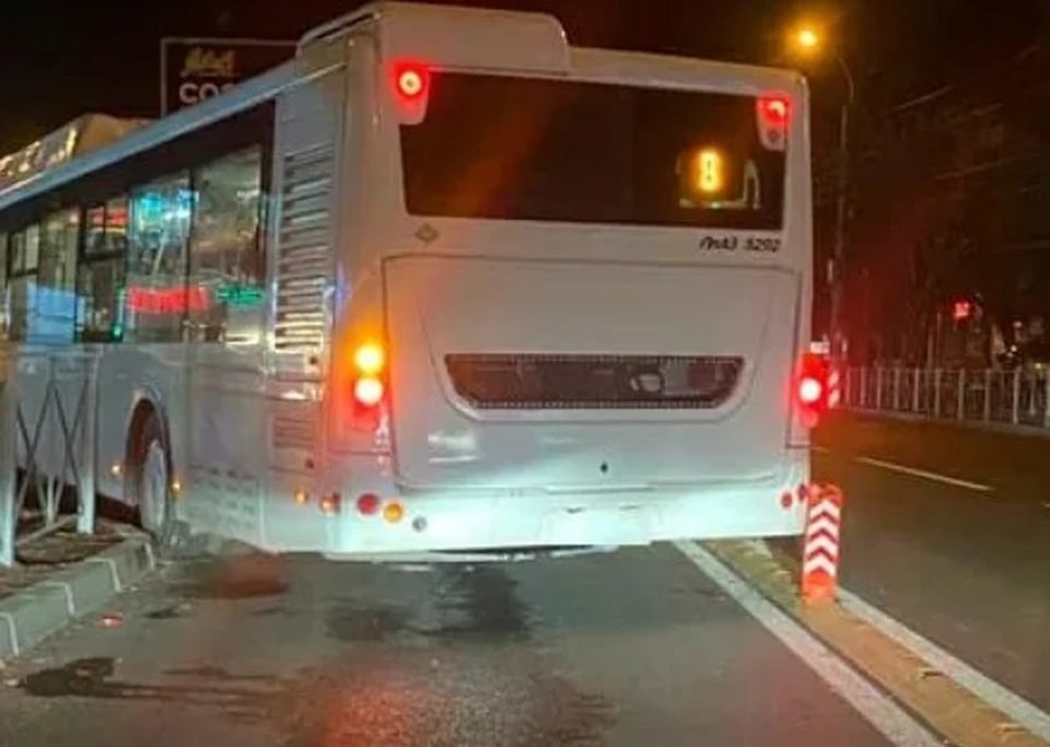 Чтобы проехать на проспект Победы, автомобилистам приходится ломать препятствия. Фото: Соцсети