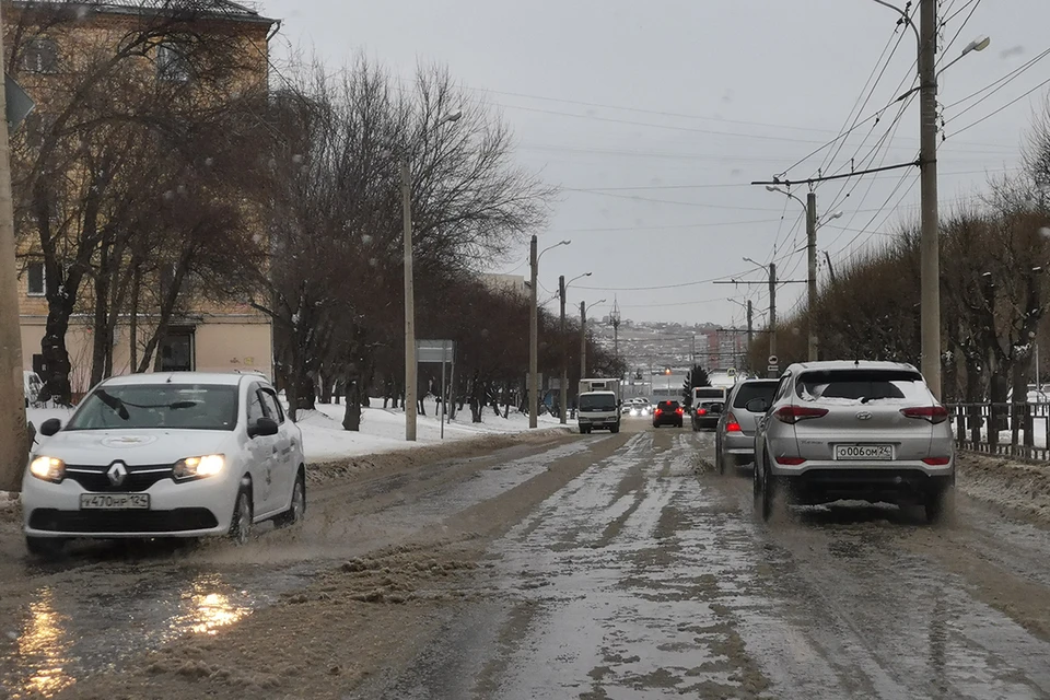 В Красноярске второй день борются с 40-сантиметровым канализационным засором на Крупской